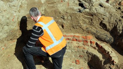 Eeuwenoude-waterput-in-Kerkstraat-gevonden-012