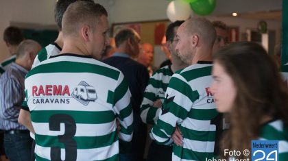 Een nieuw seizoen in een nieuwe outfit. Alle zondag seniorenteams (dames en heren) en de A-jeugd hebben gisteren vol trots hun nieuwe tenue  voor het komende seizoen gepresenteerd aan hun shirt-sponsoren.