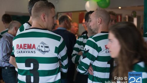 Een nieuw seizoen in een nieuwe outfit. Alle zondag seniorenteams (dames en heren) en de A-jeugd hebben gisteren vol trots hun nieuwe tenue  voor het komende seizoen gepresenteerd aan hun shirt-sponsoren.