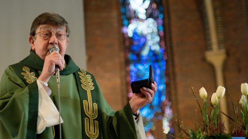 Erepenning-voor-Pastoor-Koumans-in-Ospel-8