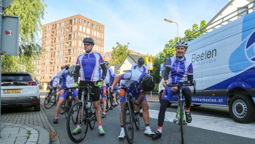 Fietsende-ondernemers-vertrekken-vanuit-Weert-9