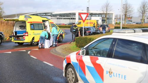 Fietser-gewond-bij-aanrijding-rotonde-Edisonlaan-Weert-1