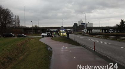 Donderdagmiddag is een fietser op de Suffolkweg Zuid aangereden door een auto die vanaf de Princenweg de Suffolkweg op reed.