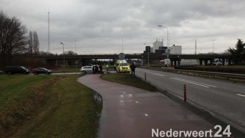 Donderdagmiddag is een fietser op de Suffolkweg Zuid aangereden door een auto die vanaf de Princenweg de Suffolkweg op reed.