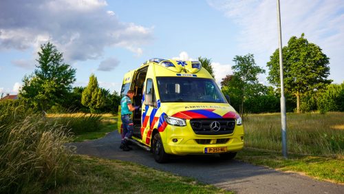 Fietser-ten-val-op-fietspad-Populierenstraat-Nederweert-3
