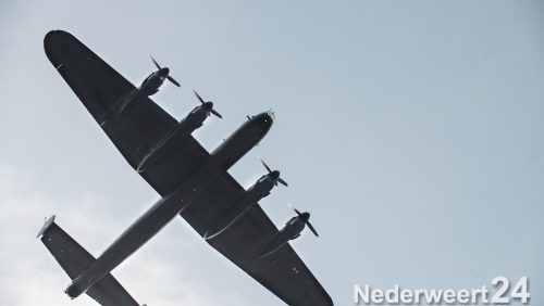 Na de flypast van een authentieke AVRO Lancaster bommenwerper in Hunsel werd er door familieleden van een van de bemanningsleden een herinnieringskrans gelegd bij het lancastermonument. Vanuit de hele omgeving waaren belangstellenden naar deze plek gekomen om de fly past van dit unieke toestel gade te slaan.