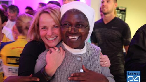 Monique Derrez heeft vrijdagavond samen met zuster Fromunda de grote gong geslagen als aftrap van de 4de editie van de Spinn-inn Marathon voor Stichting Peramiho