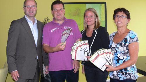 Foto-overhandigen-arrangementen-aan-PSW-18-7-2012-1