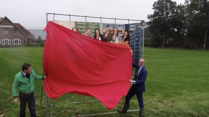 Gedeputeerde-Hubert-Mackus-neemt-LAJK-klompen-aan-van-voorzitter-Willem-Voncken-2 Gedeputeerde-Hubert-Mackus-neemt-LAJK-klompen-aan-van-voorzitter-Willem-Voncken-2