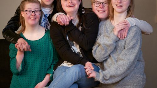 Hi Alfons,
 
Op woensdag 17 mei om 11.00 uur vindt een interview plaats met Yvonne, één van de personen die vanuit de Gewoonste zaak van Weert dagbesteding bij RICK volgt.
Ze volgt die dag toneel. Ben jij in de gelegenheid om dan ook aan te sluiten voor een foto van Yvonne (en een paar sfeerfoto’s van de dagbesteding)?
 
Ik hoor het graag van je. Alvast bedankt!
 
 
Met vriendelijke groet,​
 
Amber   Verbunt
Marketing‐ en communicatieadviseur

Hi Alfons,
 
Super fijn! Bedankt.
 
Even nog een korte instructie.
Sinds dit jaar werken we samen met De gewoonste zaak van Weert. Een aantal cliënten komt wekelijks (elke woensdagochtend) bij RICK en proeft van verschillende kunstdisciplines. Dit n.a.v. een vraag van twee ouders of er ook een creatieve invulling gegeven kan worden aan dagbesteding. Dat juichen we natuurlijk helemaal toe J De komende weken verkennen ze toneel en beeldende kunst. Een paar weken terug gaven ze al een geweldig muziekconcert als afsluiting van het blok muziek.
 
Instructie foto’s.
Voor de foto’s wil ik graag:
-       Enkele (portret)foto’s van deelnemer Yvonne. Zij werkt mee aan het interview en geeft toestemming voor beeldmateriaal. De foto is ondersteunend aan het artikel. Zoals je altijd doet, wil ik haar graag op een actieve manier op de foto. Niet te statisch, maar lekker bezig in de omgeving van toneel (eventueel met anderen op de foto). Ook graag een foto waarin ze dan in de lens kijkt.
-       Enkele algemene sfeerfoto’s van dagbesteding bij RICK. Begeleider Birgit Mennen, van de Gewoonste zaak van Weert, is aanwezig. Ik zal haar vragen de toestemming van de overige cliënten te checken en dit die dag in de gaten te houden.
-       Portretfoto van Jan van Dongen. Is een ander artikel, maar dan sla ik twee vliegen in één klap. Hij vertelt in het artikel over zijn pionierswerk in het sociaal domein. Dit past heel goed bij de dagbesteding. Dus graag een aantal portretfoto’s met daarop de dagbesteding bijvoorbeeld op de achtergrond (a la foto Frank Rademakers). Of waar Jan tussen de cliënten inzet (a la foto Carla Dieteren).
 
Overigens zou je qua tijd ook eerder kunnen komen. De dagbesteding begint om half 10. Maar als je bijvoorbeeld rond 9.45-10.00 uur zou komen heb je meer tijd om wat foto’s te maken. De dagbesteding duurt tot circa 11.00 – 11.30 uur. Jan heeft tijd gereserveerd van 10.30  11.30 uur.
 
Weet je zo voldoende? Bedankt weer!
 
 
 
 
Met vriendelijke groet,​