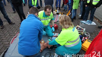 De EHBO heeft vanavond op het Aerthijsplein in Ospel een grote EHBO oefening gehouden voor de jeugd.