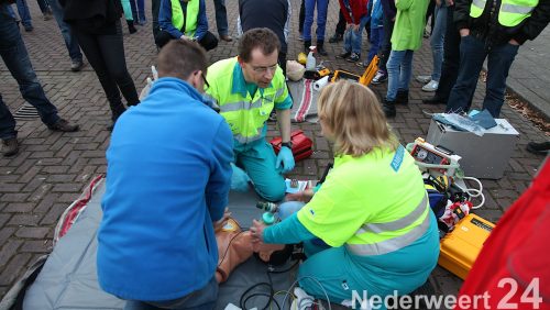 De EHBO heeft vanavond op het Aerthijsplein in Ospel een grote EHBO oefening gehouden voor de jeugd.
