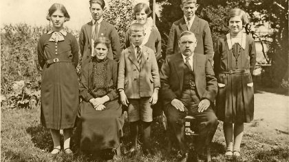 Grote-tentoonstelling-Stramproy-Namen-en-Bijnamen-1954 Gezin Stevens-Verdonck; voor vlnr: moeder Drika, Sjef en vader Tiess; achter vlnr: Leen, Thieu. Nel, Harie en Miet