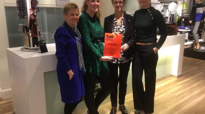 Hartslag-voor-Nederweert-ontvangt-cheque-van-Pleunis-Mode