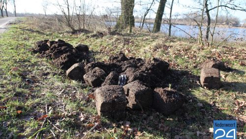 Hennepafval gedumpt aan de Kwegt in Nederweert-Eind