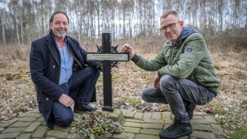 Herdenkingskruis-aan-de-Colusdijk-in-Nederweert-Johan-Bloemers-Niek-Hendrix-1