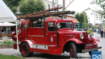 Historische-brandweer-Eynderhoof-Nederweert-Eind-3 Zondagmiddag kon je in Eynderhoof genieten van historische brandweer wagens. “Stichting de Oude Pomp” van brandweer Hunsel was met de authentieke wagens en materialen naar Nederweert-Eind gekomen en lieten zien hoe de brandweerzorg er vroeger uitzag.