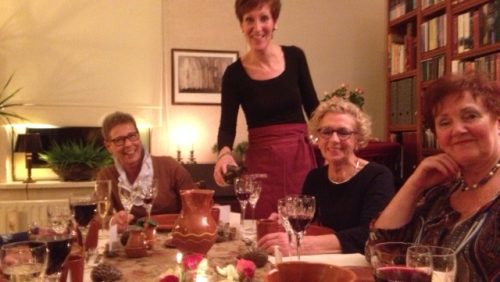 Hobbykok-Mieke-serveert-haar-gasten-tijdens-Weert-aan-tafel-2013