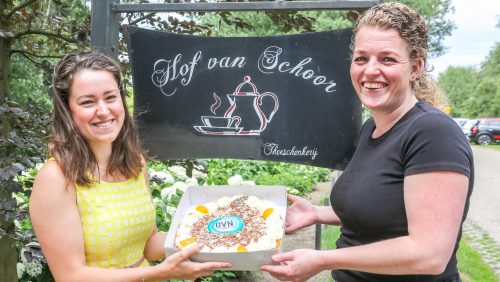 Hof-van-Schoor-schenkt-OVN-taart-aan-PSW-Nederweert-1