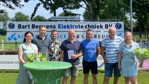 Hoofdsponsoren-Eindse-Boys-1-en-2-tekenen-vijf-jaar-bij