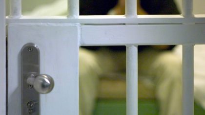 Ingesloten-arrestant-in-observatiecel-cel-zonder-dikke-deur