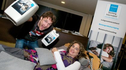 Arnhem, 14 mei 2011. Vanaf vandaag is cabaretier Javier Guzman Ambassadeur van Stichting Intermobiel. Hij maakte dit bekend tijdens de voorstelling Oorverdovend in de Arnhemse Stadsschouwburg. Rechts initiatiefneemster Veroni van de Stichting Intermobiel
Foto: Marc Pluim
Editie Arnhem stad