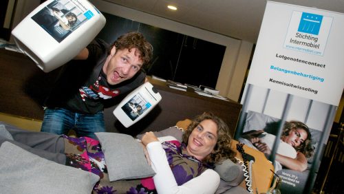 Arnhem, 14 mei 2011. Vanaf vandaag is cabaretier Javier Guzman Ambassadeur van Stichting Intermobiel. Hij maakte dit bekend tijdens de voorstelling Oorverdovend in de Arnhemse Stadsschouwburg. Rechts initiatiefneemster Veroni van de Stichting Intermobiel
Foto: Marc Pluim
Editie Arnhem stad