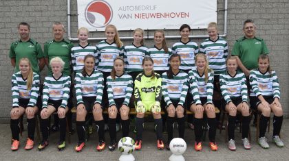 Jeugd-van-Eindse-Boys-in-nieuwe-tenues