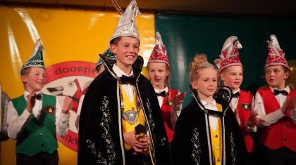 Jeugdprins-Siem-en-Jeugdprinses-Fay-jubileumprinsepaar-van-de-Jong-Vlikke-21