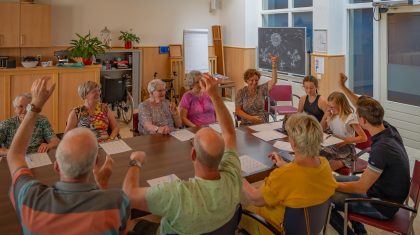 Jong-en-oud-geniet-samen-tijdens-een-sportief-potje-bingo Jong-en-oud-geniet-samen-tijdens-een-sportief-potje-bingo