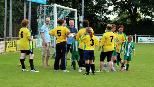 Jong-tegen-iets-ouder-bij-Eindse-Boys-014