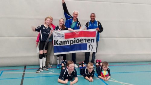 Jongens-en-meisjes-van-VC-Fortutas-CMV6-1-kampioen