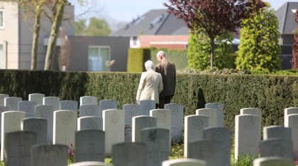 Julia-Harden-bezoekt-graf-van-haar-vader-4634