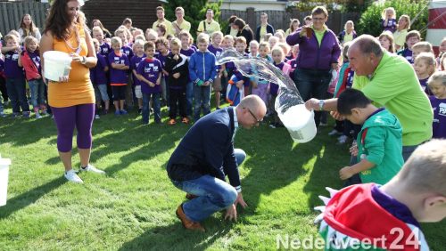 Opening KVW Nederweert in Nederweert Eind en nat pak Hubert Mackus