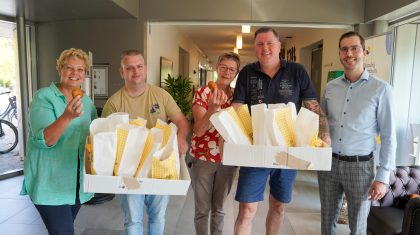 Kermisexploitanten-trakteren-bewoners-Sint-Joseph-op-oliebollen-2024-1 Kermisexploitanten-trakteren-bewoners-Sint-Joseph-op-oliebollen-2024-1