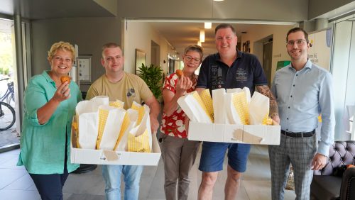 Kermisexploitanten-trakteren-bewoners-Sint-Joseph-op-oliebollen-2024-1 Kermisexploitanten-trakteren-bewoners-Sint-Joseph-op-oliebollen-2024-1
