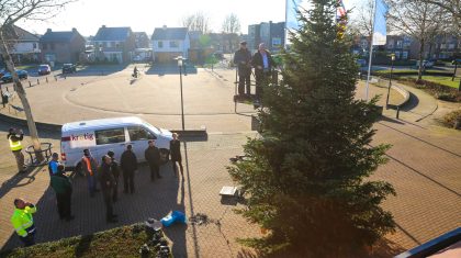 Kerstboom-versierd-bij-gemeentehuis-Nederweert-7