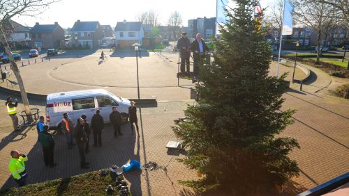 Kerstboom-versierd-bij-gemeentehuis-Nederweert-7