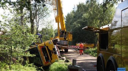 Kiggen-vrachtwagen-in-sloot-Gebleektedijk-6286