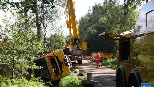 Kiggen-vrachtwagen-in-sloot-Gebleektedijk-6286