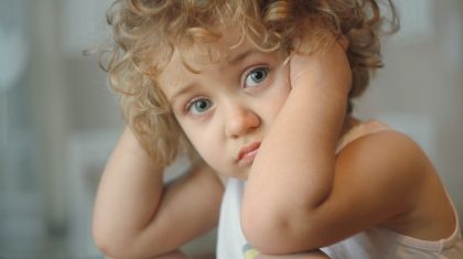 Kind-emotie Beautiful little girl with big blue eyes