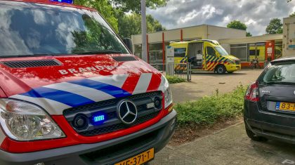 Kind-vast-tussen-klapdeur-basisschool-Weert-1