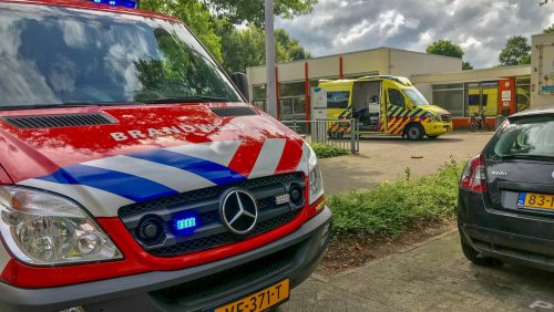 Kind-vast-tussen-klapdeur-basisschool-Weert-1