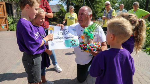 Kindercentrum-Hummelhoeve-overhandigd-750-euro-aan-KVW-Nederweert-36