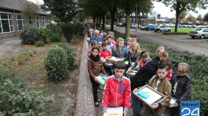 Kinderen naar de vernieuwde basisschool Budschop