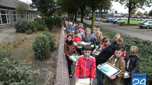 Kinderen naar de vernieuwde basisschool Budschop