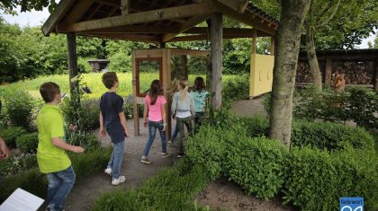 Kinderen-Klimop-naar-Vlindertuin-Bosserhof-3899