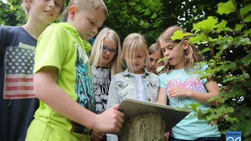 Kinderen-Klimop-naar-Vlindertuin-Bosserhof-3904