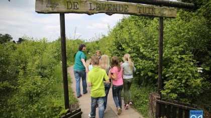 Kinderen-Klimop-naar-Vlindertuin-Bosserhof-3905