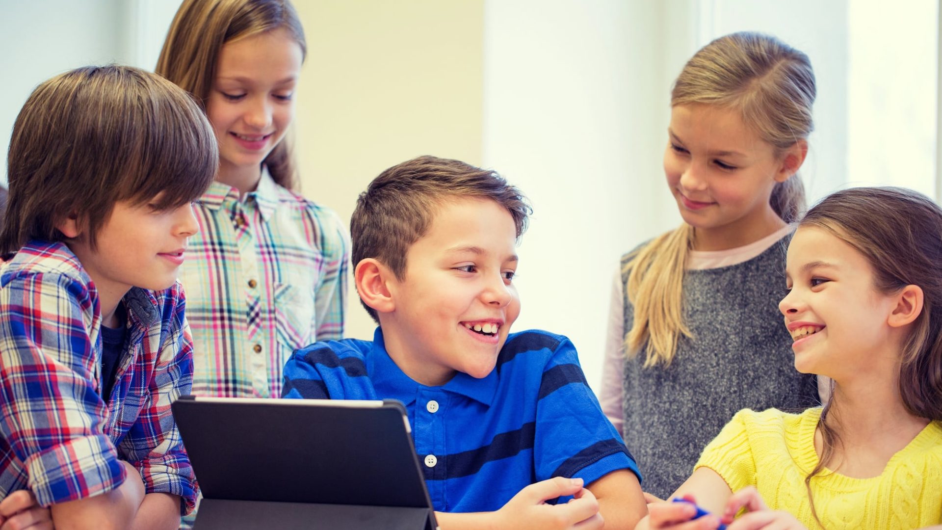 Kinderen-bibliotheek-lezen-bijeenkomst Foto | depositphotos.com - Syda_Productions